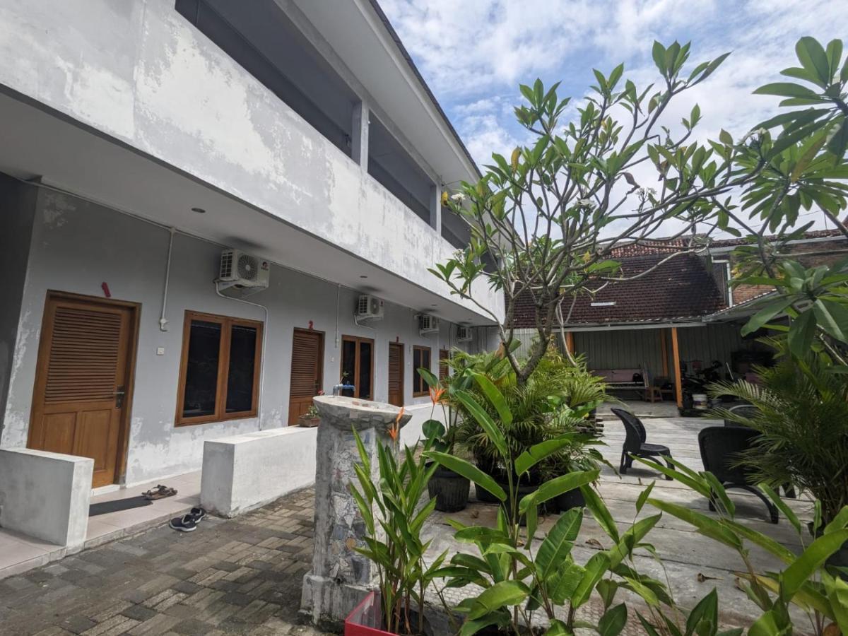 Rumah Pagar Merah Homestay 요그야카르타 외부 사진