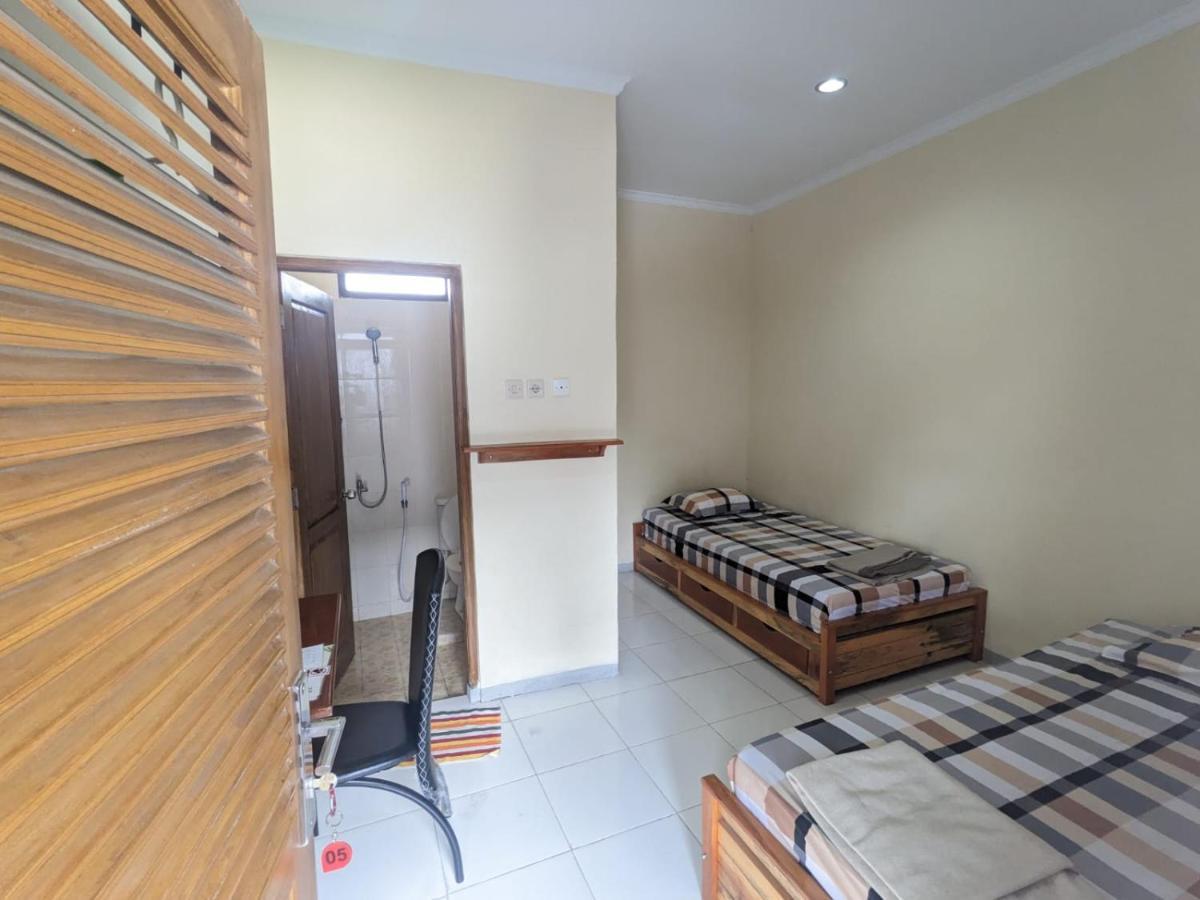 Rumah Pagar Merah Homestay 요그야카르타 외부 사진